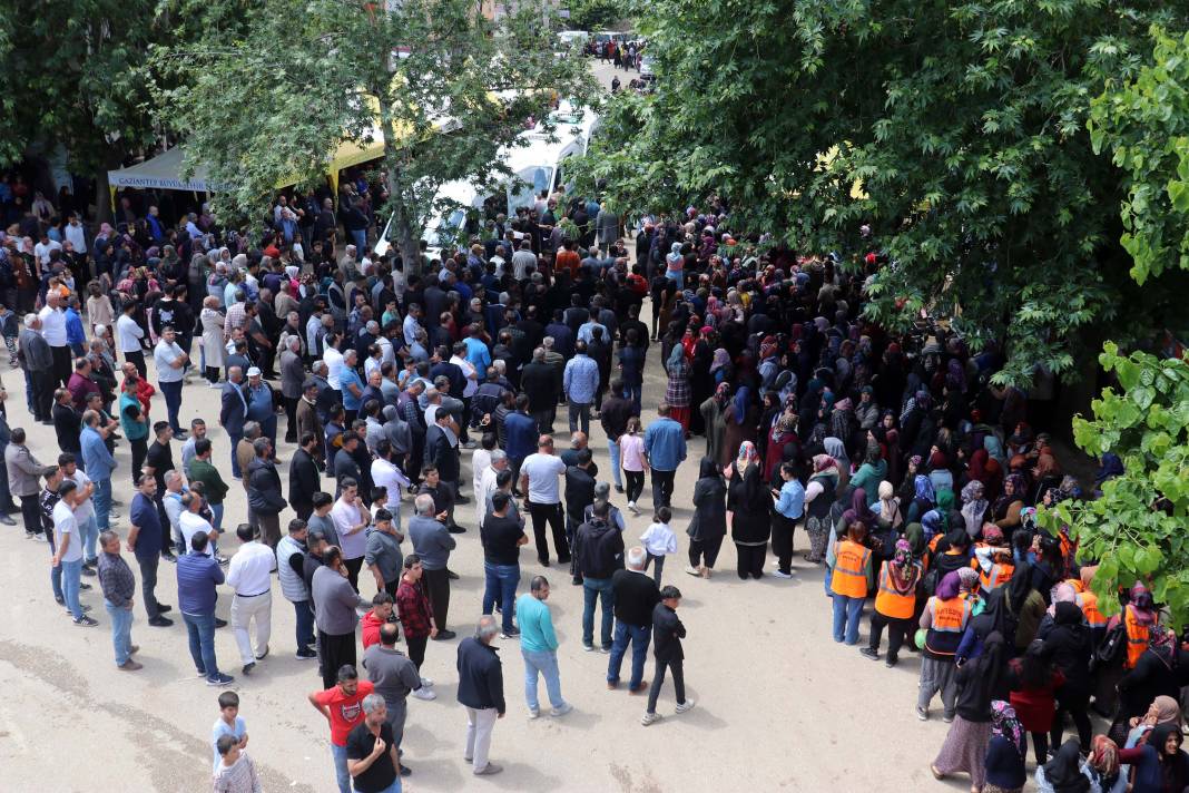 Gaziantep’ten yürek yakan fotoğraf! Yan yana toprağa verildiler 22